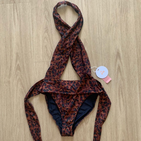 PILYQ | Alex One Piece - Picture 4 of 10